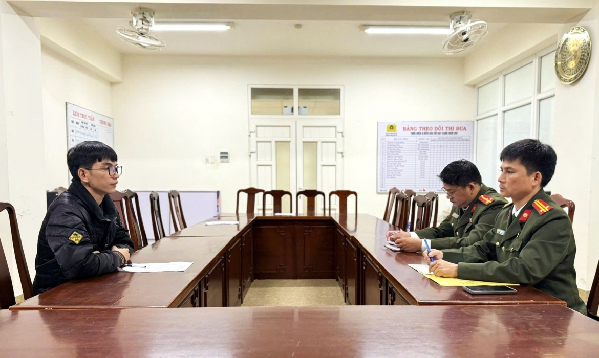 can_bo_phong_an_ninh_mang_va_phong_chong_toi_pham_su_dung_cong_nghe_cao_cong_an_tp_hue_lay_loi_khai_cac_doi_tuong_20260527125251.jpg