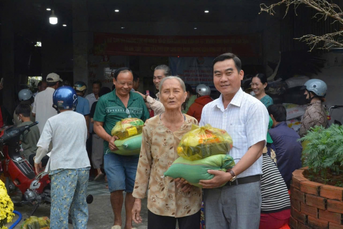can_bo_xa_long_tien_sat_dan_cham_lo_cac_hoan_canh_kho_khan.jpg