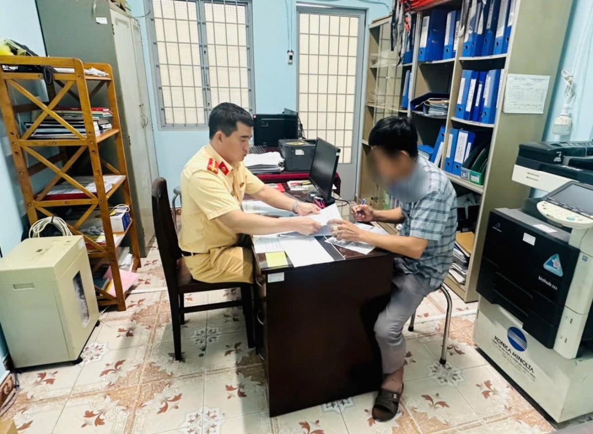 canh_sat_giao_thong_lap_ho_so_xu_phat_ong_t_de_con_4_tuoi_dieu_khien_ca_no_20260525101146.jpg