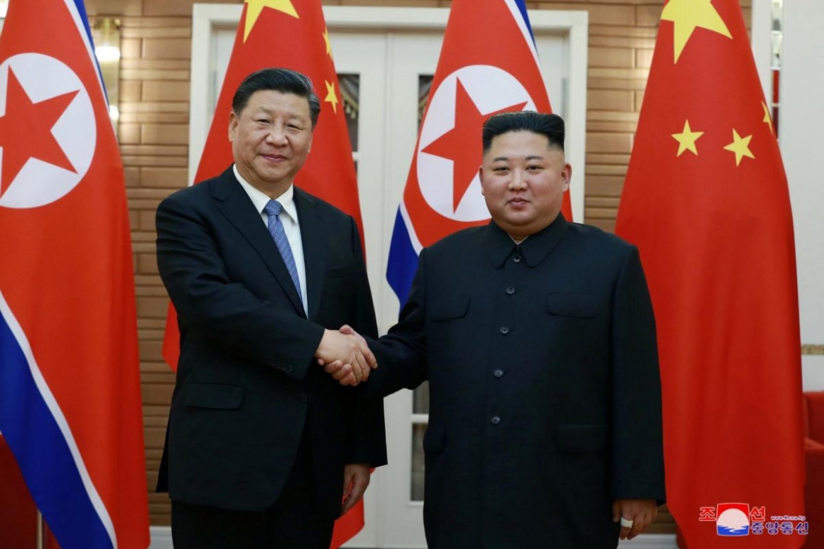 Chuyến thăm và cái bắt tay lịch sử giữa hai nhà lãnh đạo Trung Quốc và Triều Tiên năm 2019 - Ảnh: Reuters