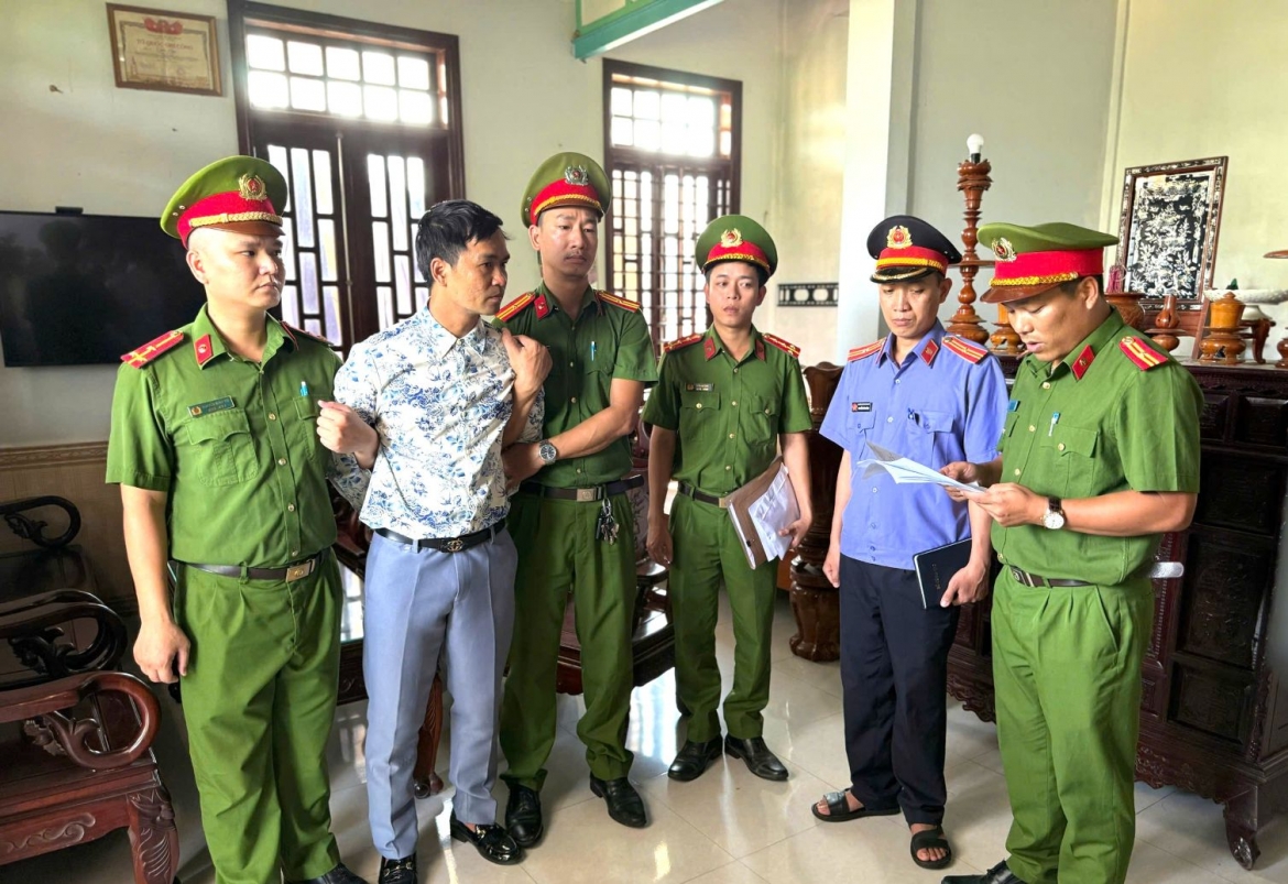 co_quan_canh_sat_dieu_tra_cong_an_thanh_pho_hue_khoi_to_vu_an_khoi_to_bi_can_va_bat_tam_giam_doi_voi_ong_mai_hoang_.jpg
