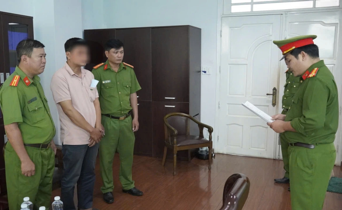 co_quan_cong_an_tong_dat_cac_quyet_dinh_khoi_to_bat_tam_giam_doi_voi_nguyen_the_anhanh_cong_an_vinh_long.jpg