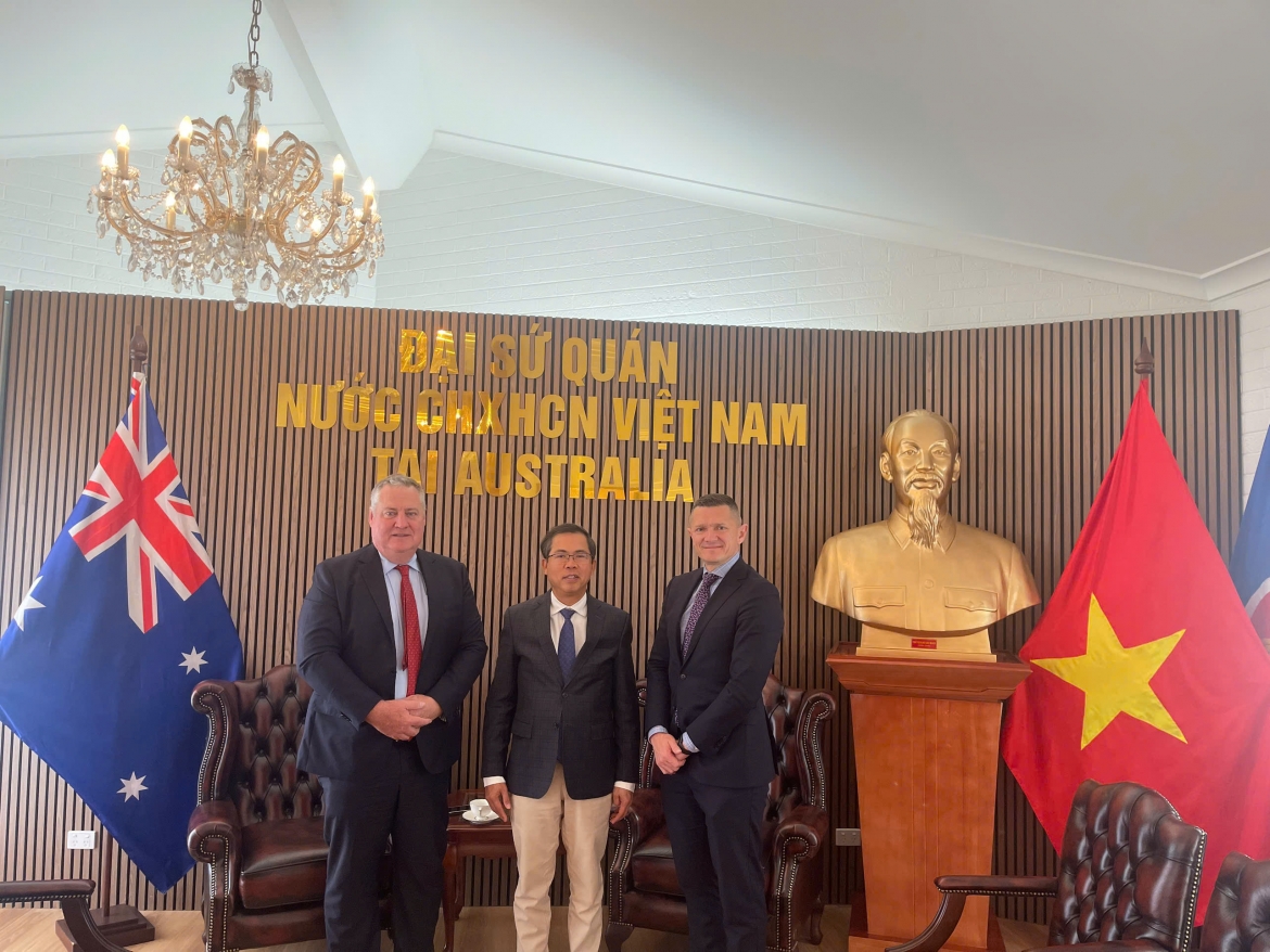 dai_su_pham_hung_tam_giua_va_lanh_dao_tap_doan_sunrice._nguon_dsq_viet_nam_tai_australia.jpg