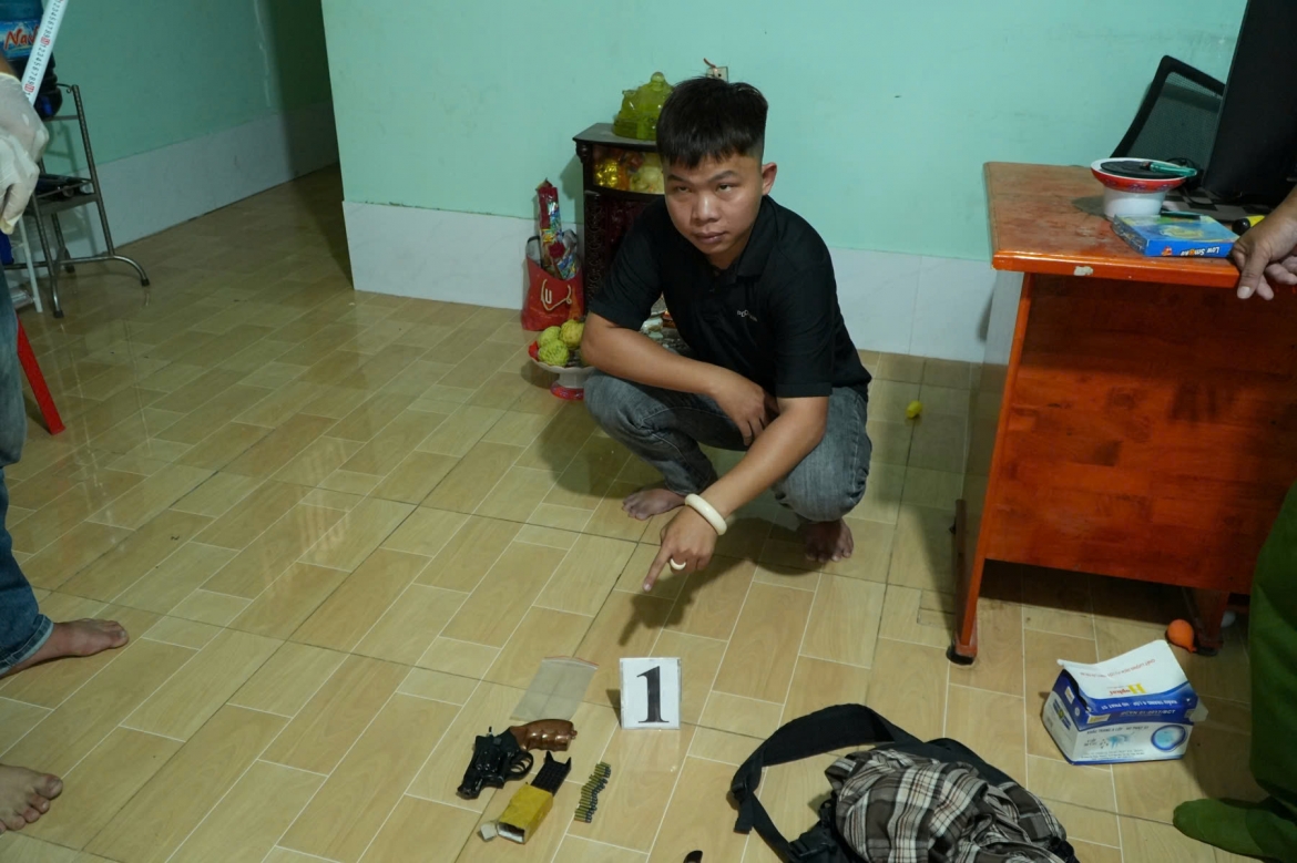 doi_tuong_nguyen_van_minh_va_khau_sung_thu_duoc_tai_noi_lam_viec_cua_minh.jpg