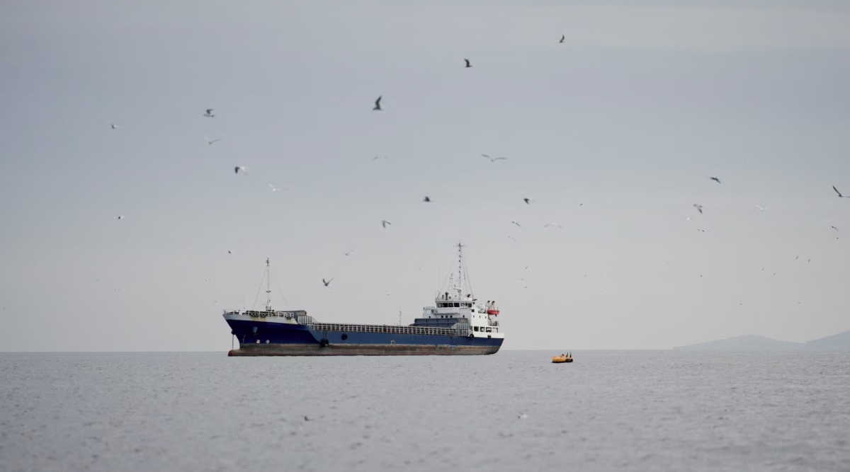 Một con tàu tại eo biển Hormuz, ngoài khơi tỉnh Musandam của Oman, ngày 12/4/2026. Ảnh: Reuters