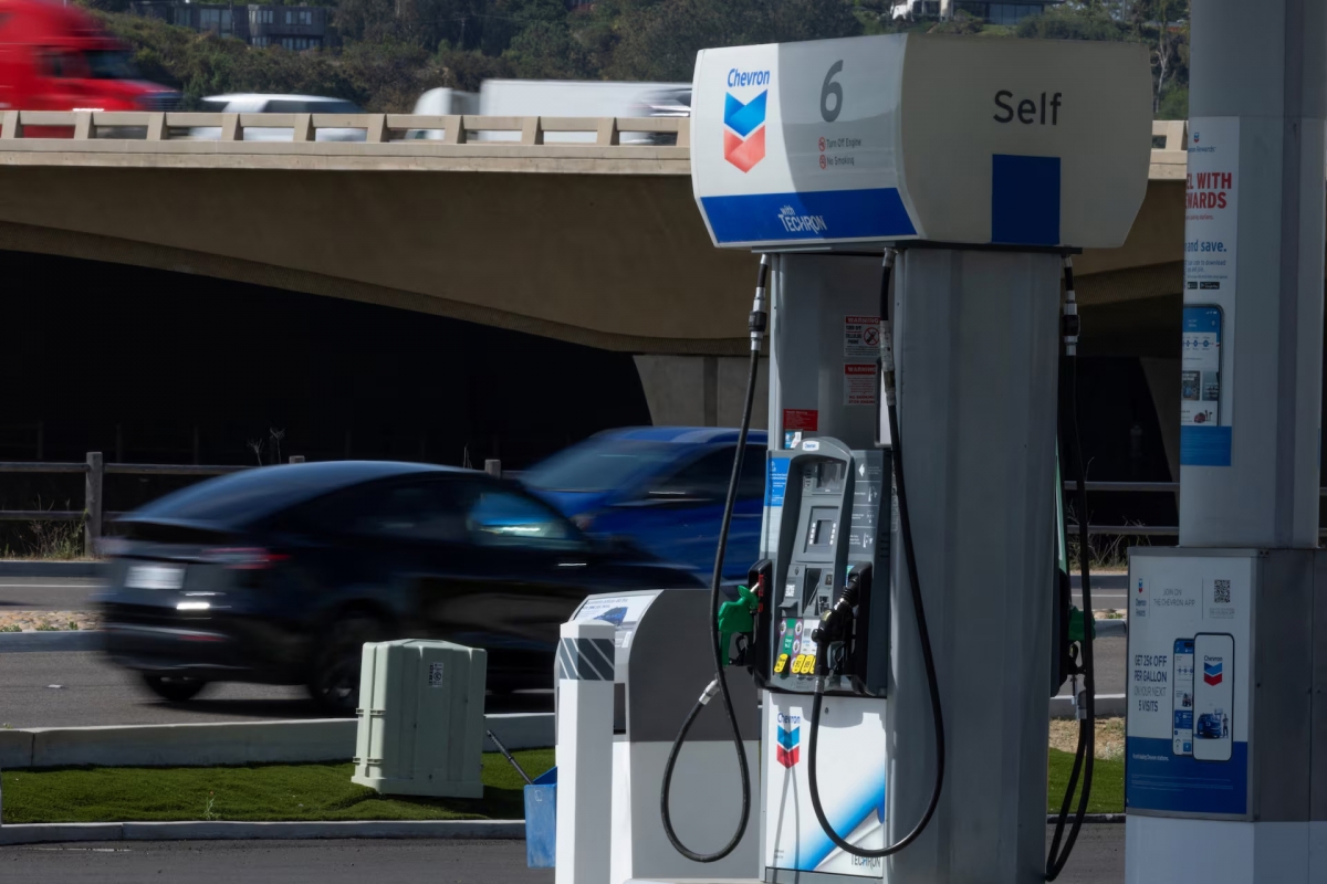 Các trụ bơm xăng tại một cây xăng gần đường cao tốc ở Encinitas, bang California, Mỹ, ngày 30/4/2026. Ảnh: Reuters