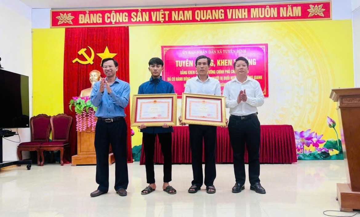 hai_cha_con_ong_cao_huu_tinh_nhan_bang_khen_cua_thu_tuong_chinh_phu.jpg