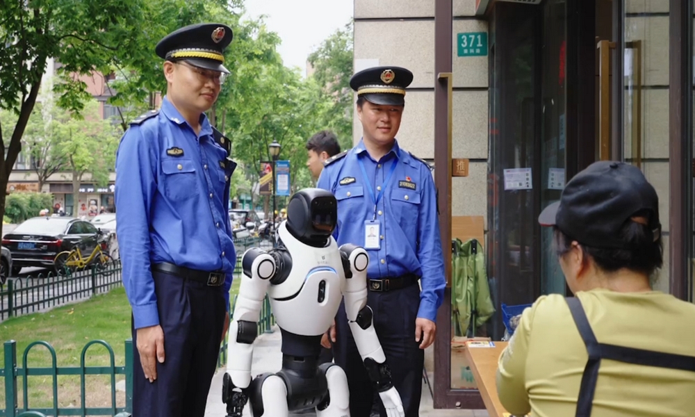 Hai sĩ quan làm việc cùng robot hình người Lingxi X2 ngày 20.5.2026. Ảnh: AgiBot