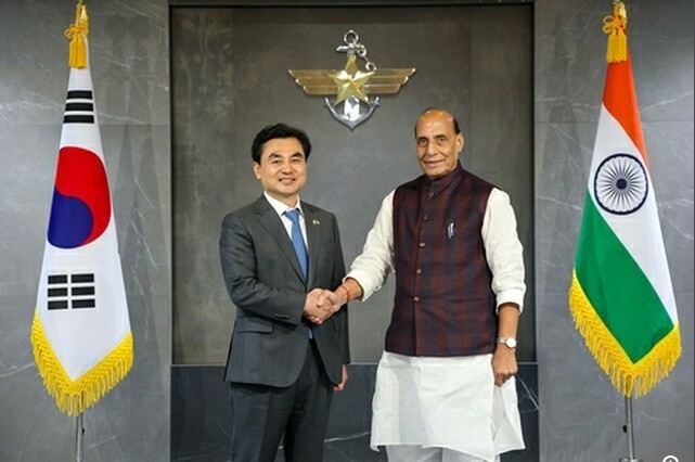 Bộ trưởng Quốc phòng Hàn Quốc Ahn Gyu-back (trái) và Bộ trưởng Quốc phòng Ấn Độ Rajnath Singh (Ảnh Bộ Quốc phòng Hàn Quốc)
