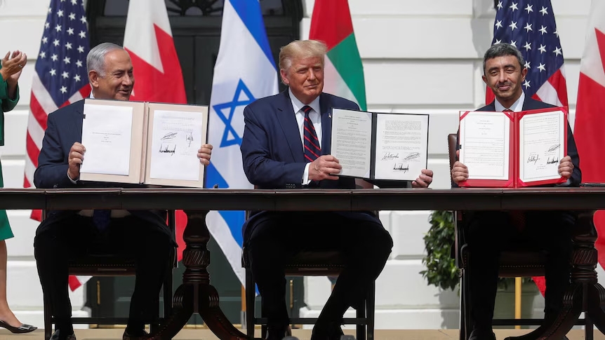 Thủ tướng Israel Benjamin Netanyahu, Tổng thống Mỹ Donald Trump và Ngoại trưởng UAE Abdullah bin Zayed cầm các văn kiện đã ký tại lễ ký Thỏa thuận Abraham năm 2020. Ảnh: Reuters