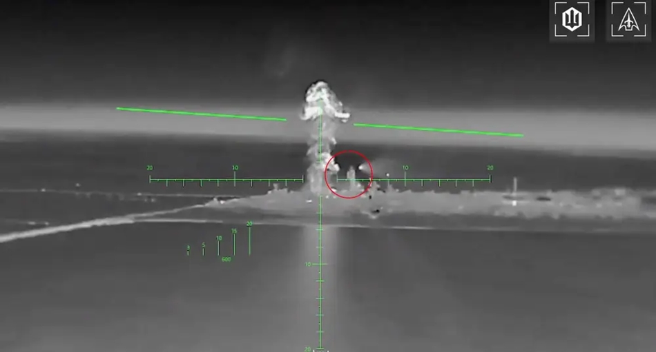 Hình ảnh cho thấy tên lửa được phóng ra từ cánh của UAV Ukraine hướng về phía căn cứ hải quân của Nga. Ảnh: Lực lượng Hệ thống Không người lái Ukraine