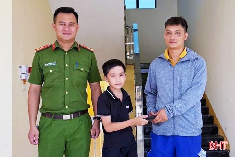 Học sinh lớp 4 ở Hà Tĩnh trả lại hơn 12 triệu đồng cho người đánh rơi.
