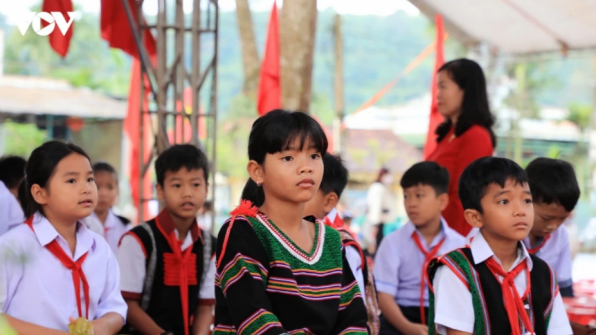 hoc_sinh_vung_bien.png