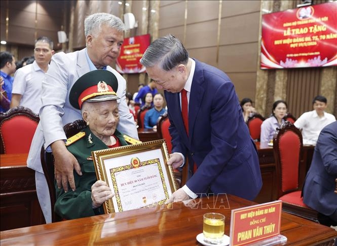ket_luan_cua_bo_chinh_tri_ve_trao_tang_huy_hieu_80_nam_tuoi_dang_tro_len.jpg