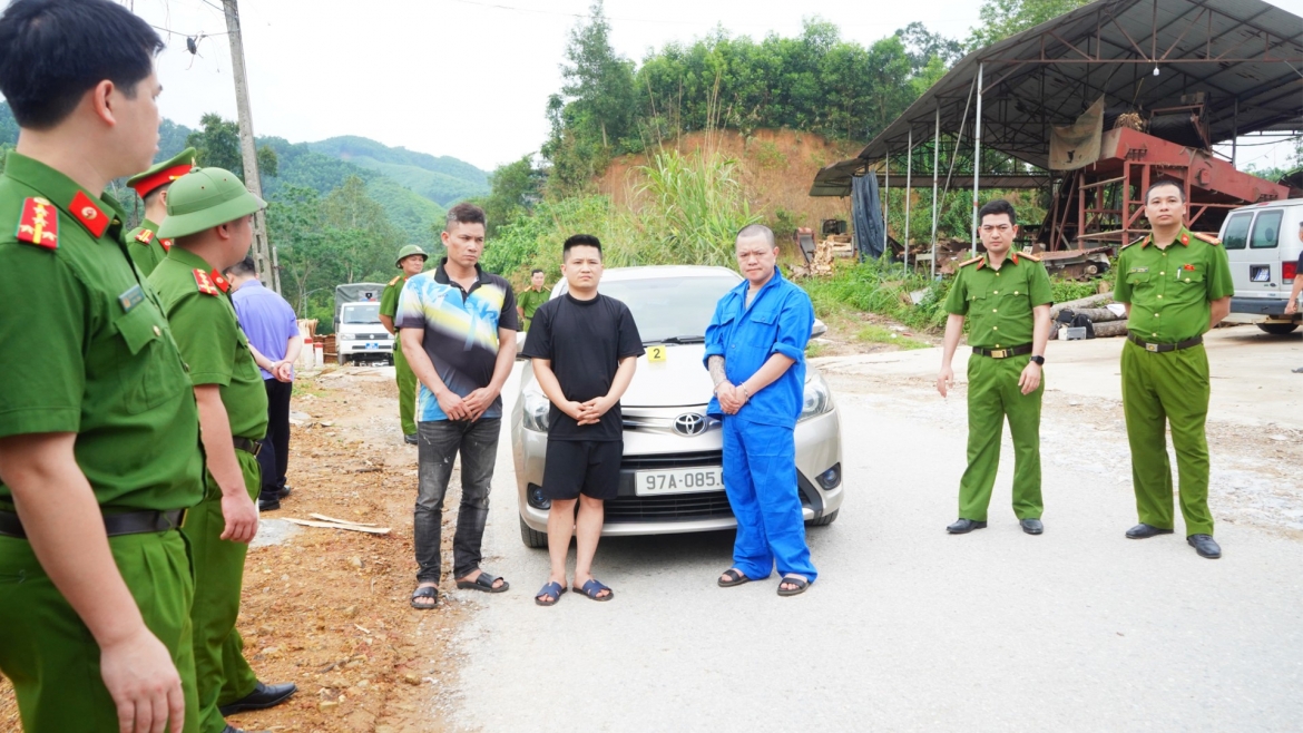 khoi_to_nhom_doi_tuong_dung_sung_tu_che_chan_xe_ban_kinh_o_to_o_thai_nguyen.jpg