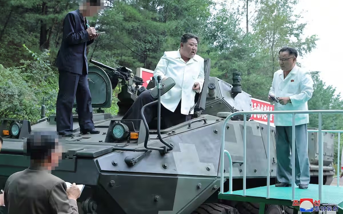 lanh dao Trieu Tien Kim Jong Un kiem tra vu khi Trieu Tien, xe thiet giap Trieu Tien -kcna.jpg