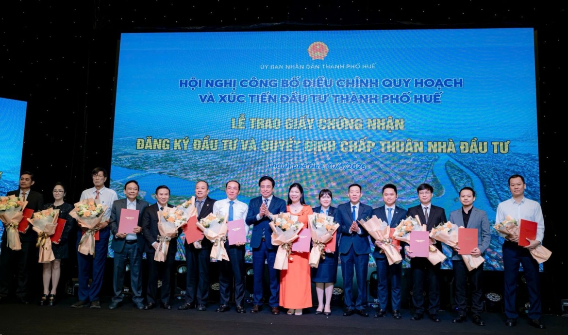lanh_dao_thanh_pho_trao_giay_chung_nhan_dang_ky_dau_tu_va_quyet_dinh_chap_thuan_nha_dau_tu_cho_cac_du_an_trong_diem_20260530172528.jpg