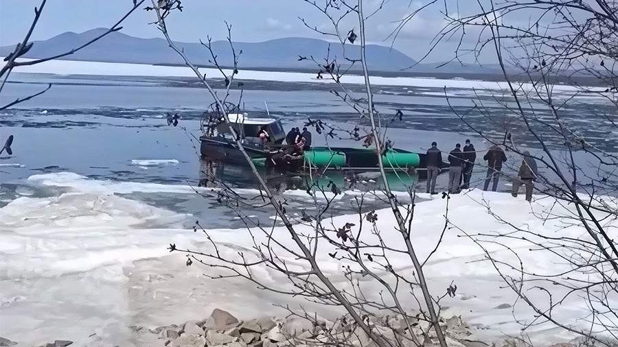 lat_thuyen_ho_baikan.jpg