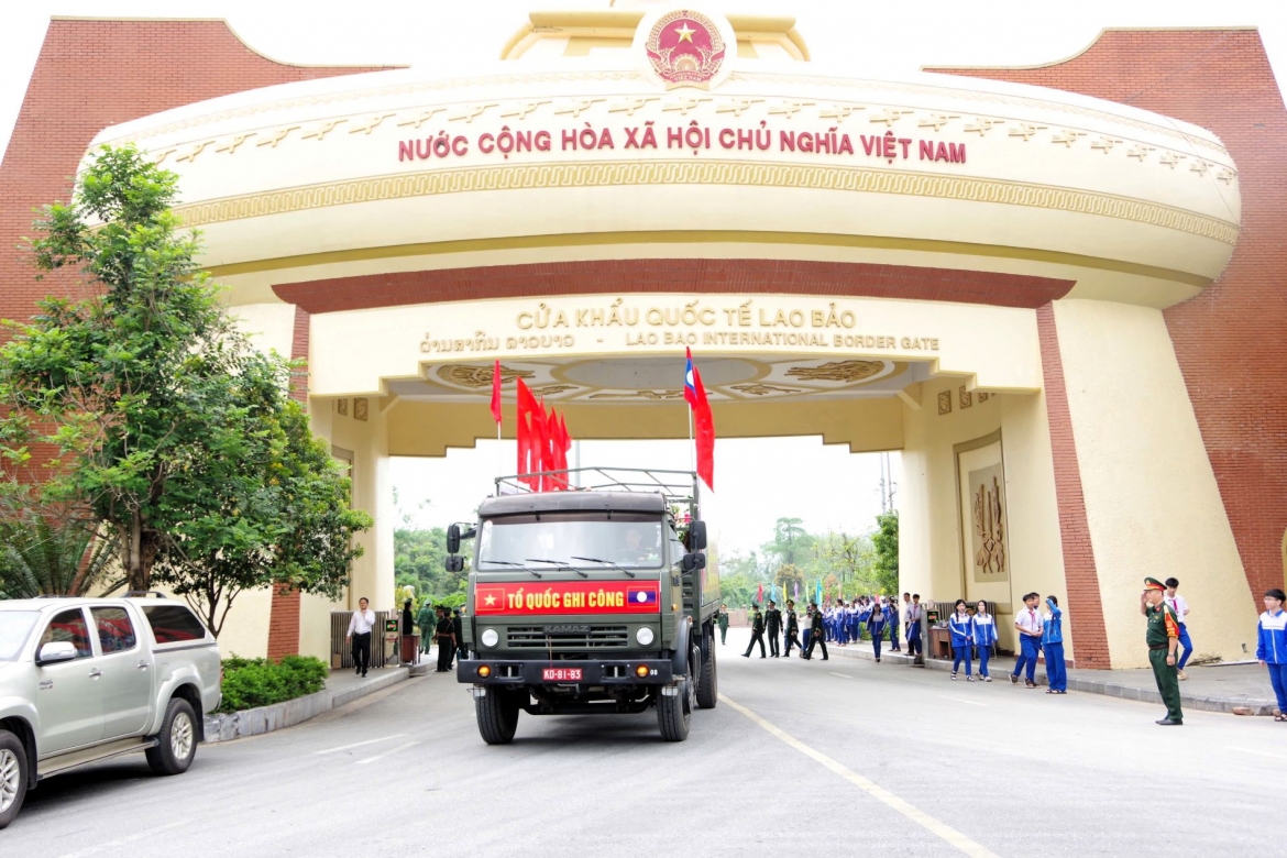 le_ban_giao_va_don_nhat_28_hai_cot_liet_si_tai_cua_khau_quoc_te_lao_bao_-_den_sa_van.jpg