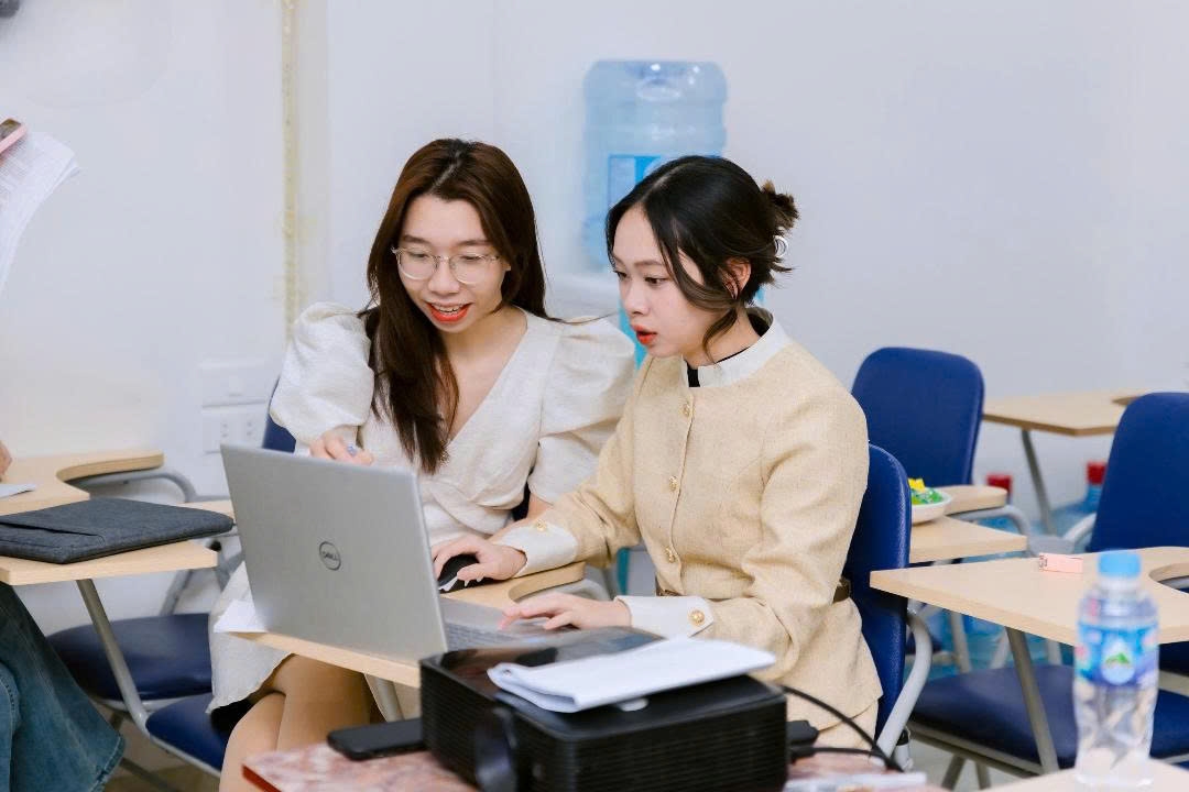 Bạn Lê Minh Phương (áo trắng) cho rằng làm việc từ xa giúp bạn hạn chế tối đa việc phải đi lại nhiều, cũng như cân bằng được giữa công việc và cuộc sống cá nhân (Ảnh: NVCC)
