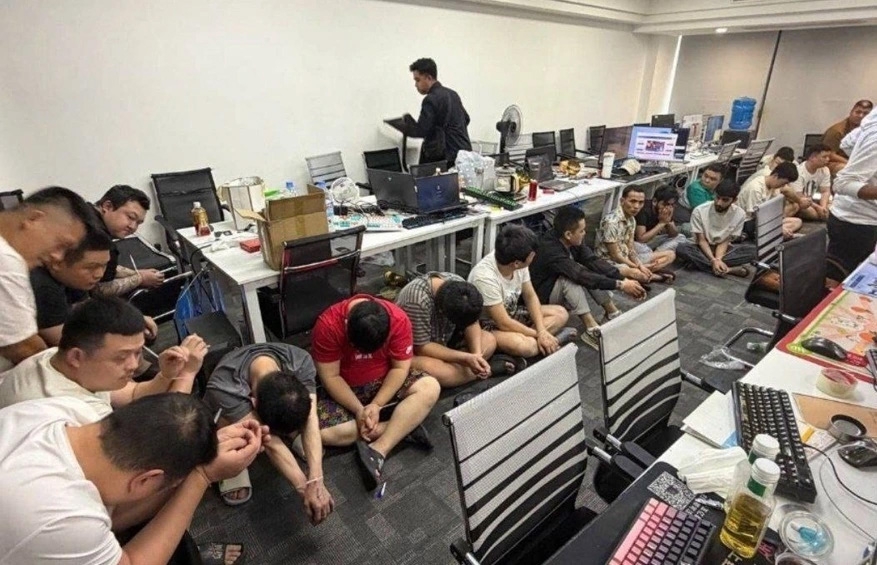 Lực lượng chức năng Campuchia triệt phá các trung tâm lừa đảo. Ảnh: Bộ Nội vụ Campuchia