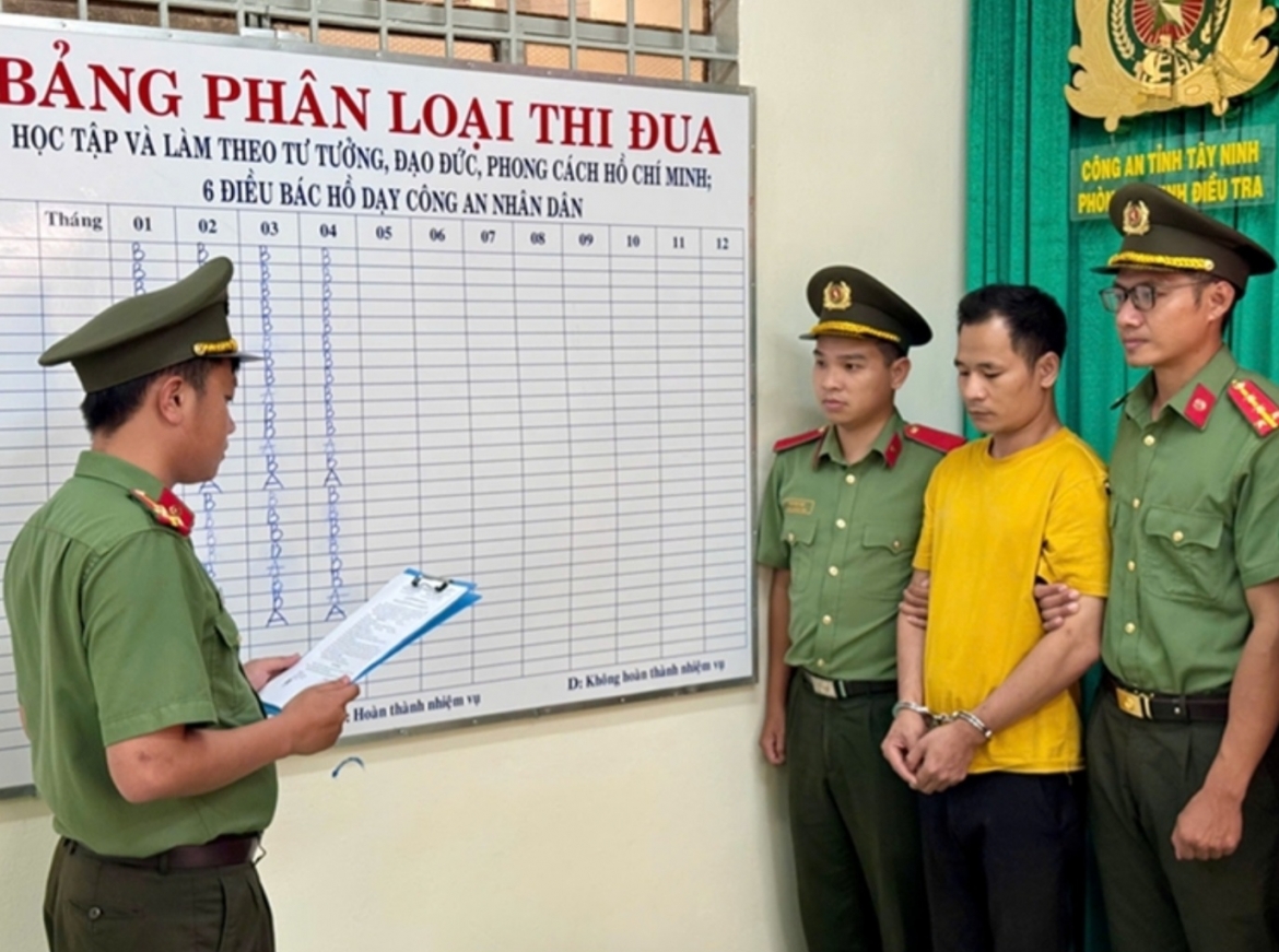 luc_luong_chuc_nang_da_thuc_hien_lenh_bat_bi_can_tam_giam_pham_quoc_ky._anh_cong_an_tay_ninh_.jpg