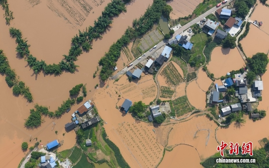 mua lu Trung Quoc ngap lut, lu lut Trung Quoc, lang Trung Quoc mua lon (lang An Khee, thanh pho Trung Khanh)  -Chinanews_0.jpg