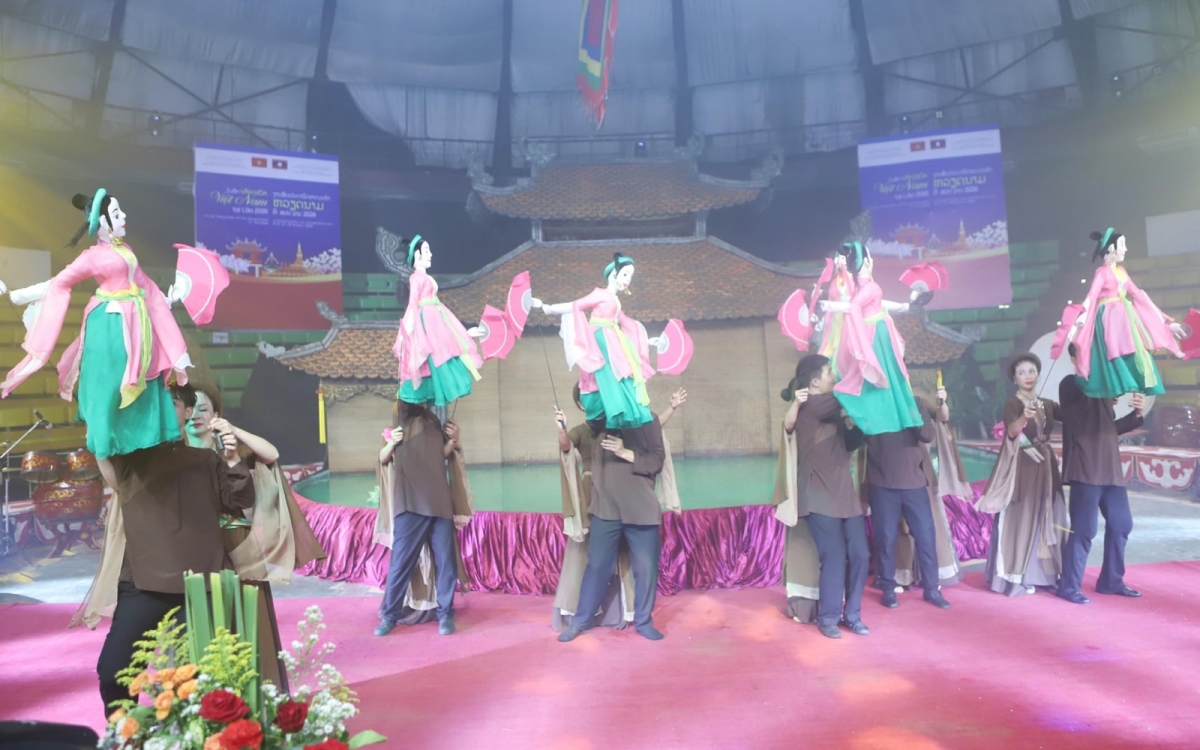 nghe si mua roi Viet Nam bieu dien mua roi tai Lao, nghe si Viet Nam -xuaan tus.jpg