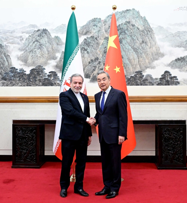 Ngoại trưởng Trung Quốc Vương Nghị tiếp Ngoại trưởng Iran Abbas Araghchi. Ảnh: Bộ Ngoại giao Trung Quốc