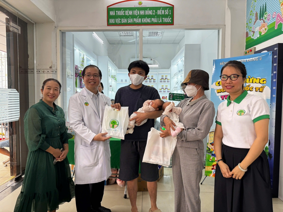 nhieu_phan_qua_cho_cac_em_nho_dang_duoc_cham_soc_va_dieu_tri_tai_benh_vien_nhi_dong_2.jpg