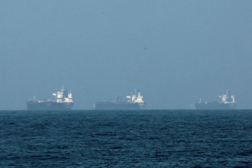 nhieu_tau_hang_van_phai_cho_doi_do_khong_di_qua_duoc_em_bien_hormuz._anh_reuters.jpg