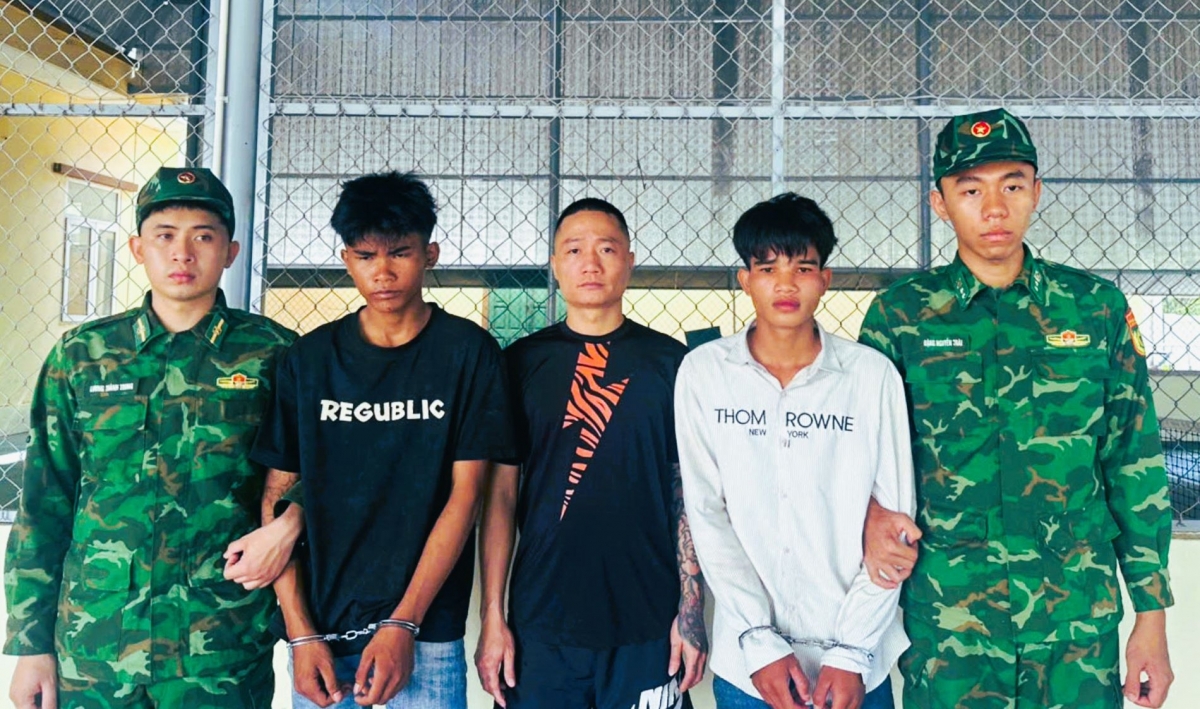 nhom_doi_tuong_dua_nguoi_xuat_canh_trai_phep_bi_bat_giu_2.jpg