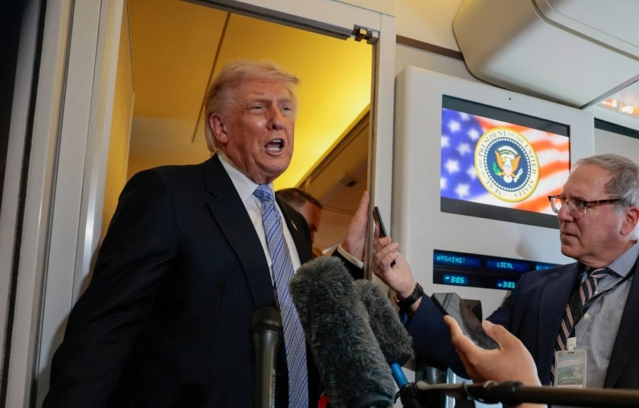 Tổng thống Mỹ Donald Trump trả lời phỏng vấn trên chuyên cơ Không Lực Một. Ảnh: Reuters