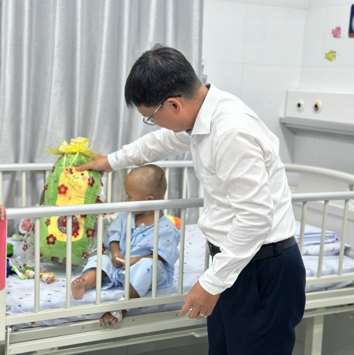 pho_chu_tich_ubnd_tp.hcm_nguyen_manh_cuong_tham_be.jpg