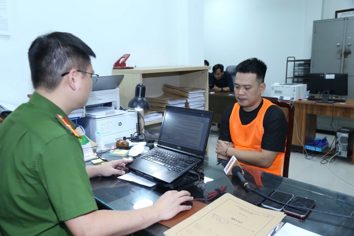photo-library-20260527182710-c8072b2c-57d5-4df8-aab9-9e21d519d56d-co-quan-cs-t-lam-viec-voi-mot-oi-tuong-trong-vu-an.jpg