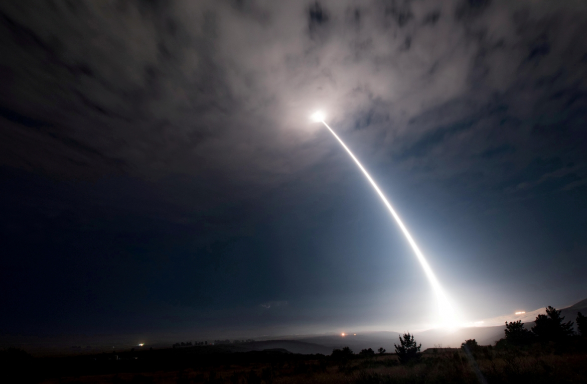 Một tên lửa đạn đạo liên lục địa Minuteman III không mang đầu đạn được phóng trong một cuộc thử nghiệm tại Căn cứ Không quân Vandenberg, California, Mỹ, ngày 2/8/2017. Ảnh: Reuters