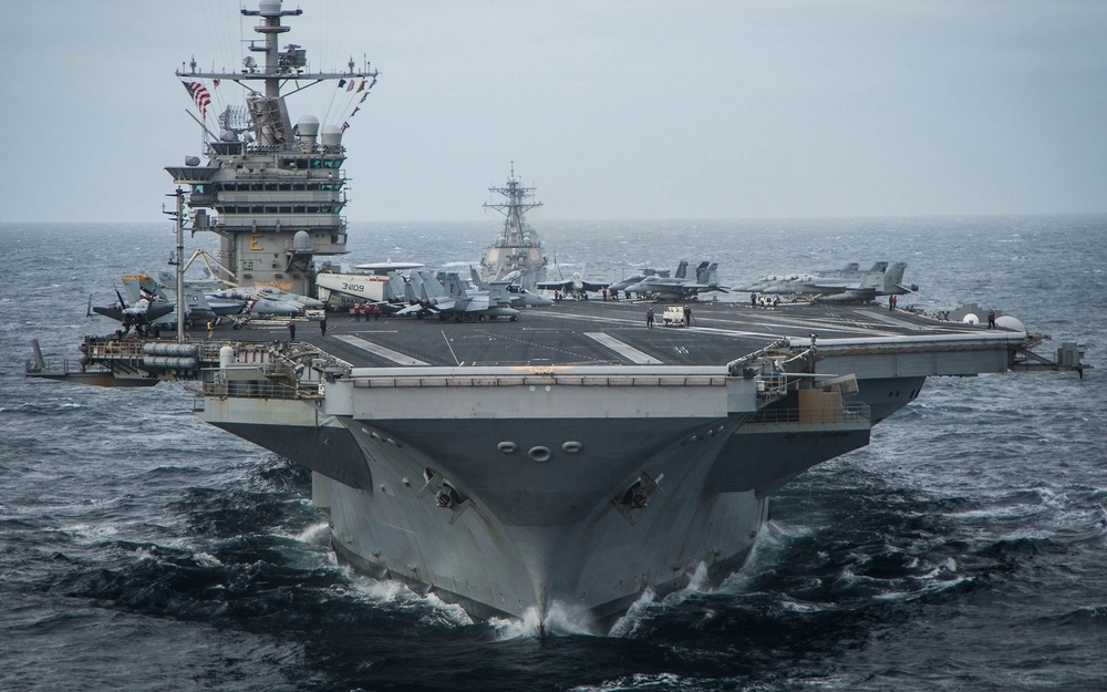 tau san bay My USS George Washington -hai quan My.jpg