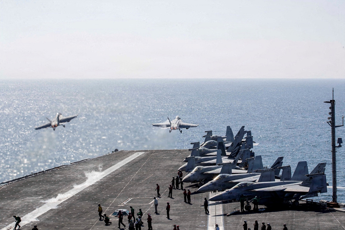 Hai tiêm kích F/A-18 Super Hornet cất cánh từ boong tàu sân bay lớp Nimitz USS Abraham Lincoln của Hải quân Mỹ, hỗ trợ chiến dịch tấn công Iran mang tên Epic Fury, tại một địa điểm không được tiết lộ ngày 3/3/2026. Ảnh: Hải quân Mỹ/Reuters