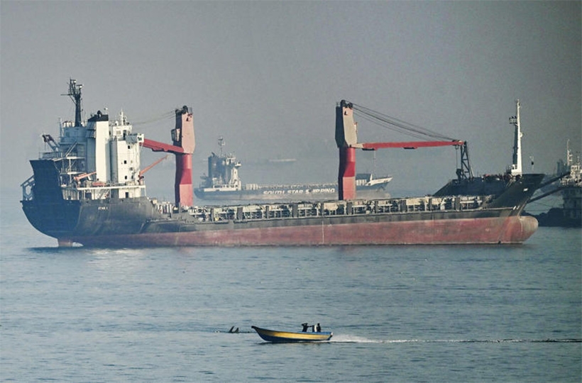 Các tàu di chuyển trên eo biển Hormuz ngoài khơi Bandar Abbas, miền Nam Iran, ngày 6/5/2026. Ảnh: Kyodo/AP
