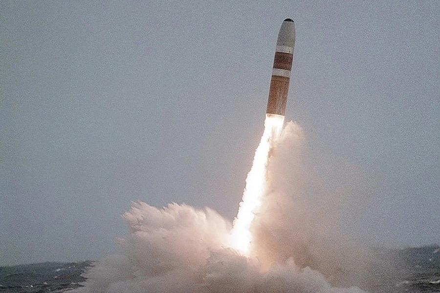 Tên lửa UGM-96 Trident I rời khỏi mặt nước sau khi được phóng từ tàu ngầm của Hải quân Hoa Kỳ, năm 1984. Ảnh: Universal History Archive