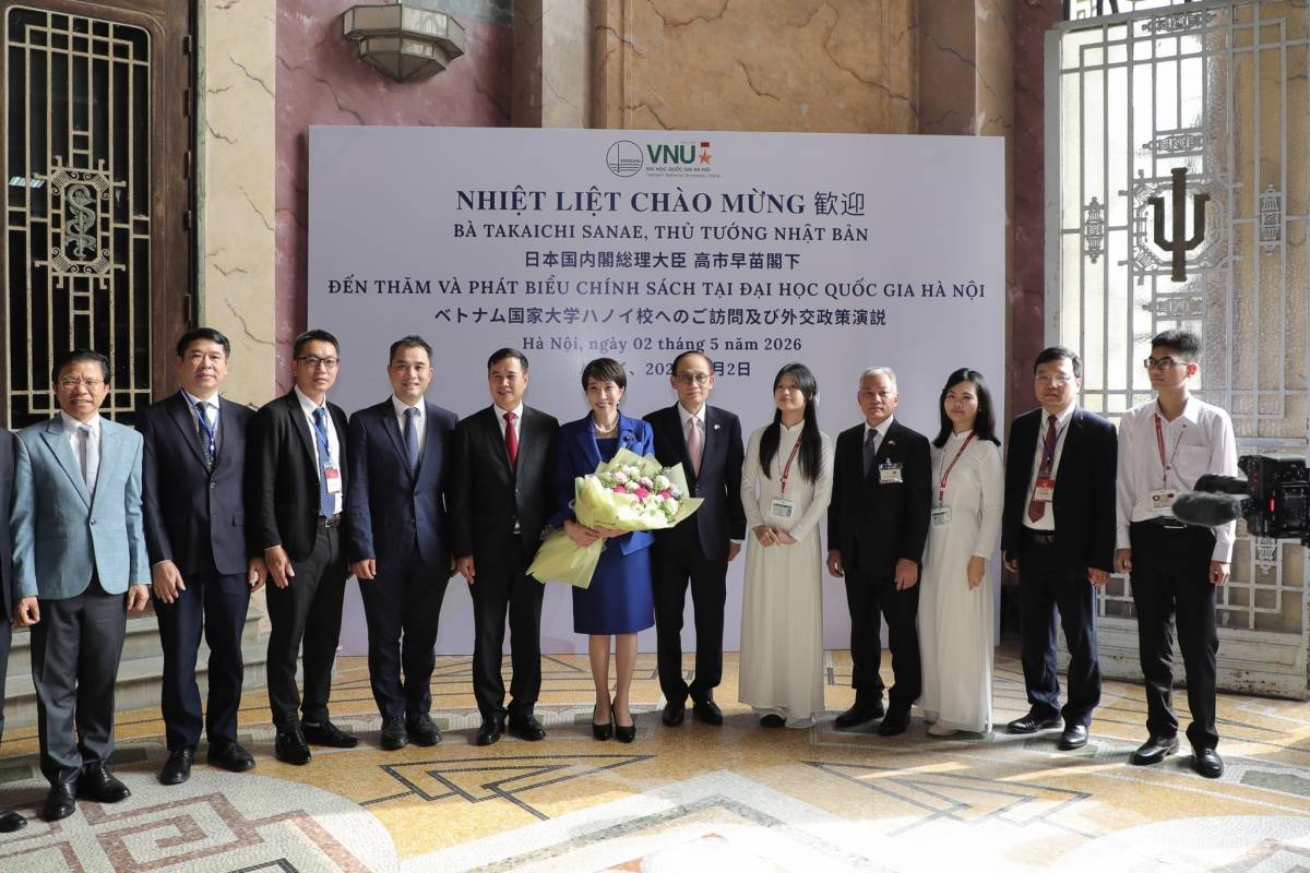 thu_tuong_nhat_ban_takaichi_sanae_chup_anh_luu_niem_cung_voi_dai_dien_cua_dai_hoc_quoc_gia_ha_noi_anh_vnu.jpg