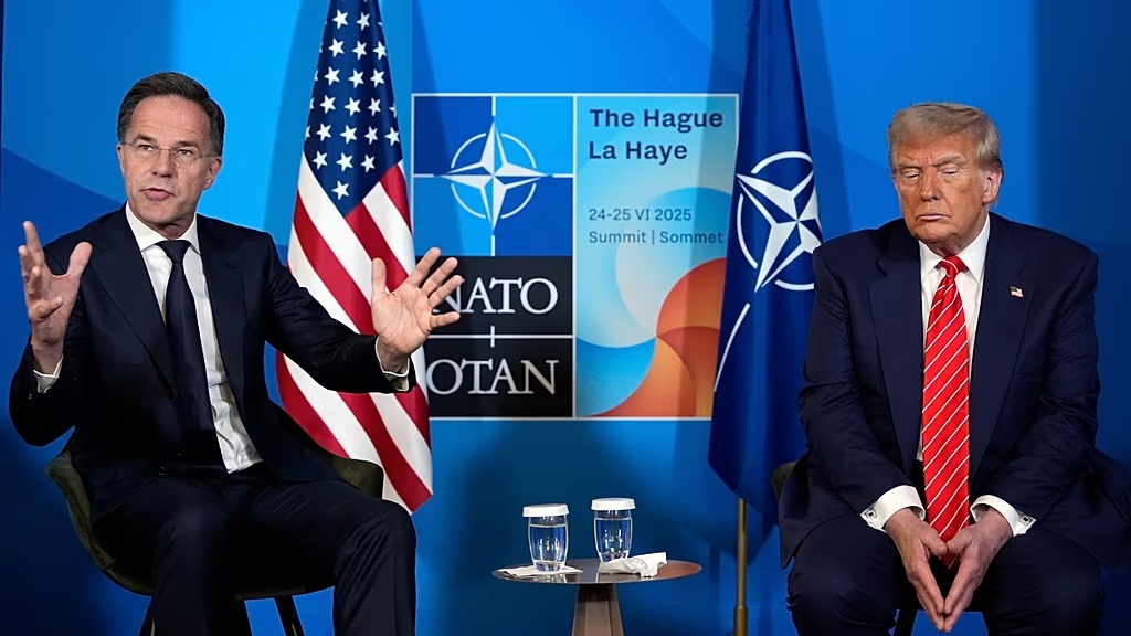 tong thong My Trump voi quan chuc NATO, Trump NATO, logo NATO, co My NATO -ap.jpg