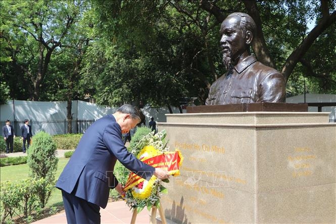 tong_bi_thu_chu_tich_nuoc_to_lam_dat_vong_hoa_tai_tuong_chu_tich_ho_chi_minh_1.jpg