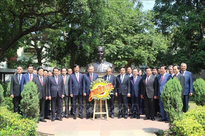 tong_bi_thu_chu_tich_nuoc_to_lam_dat_vong_hoa_tai_tuong_chu_tich_ho_chi_minh_2.jpg