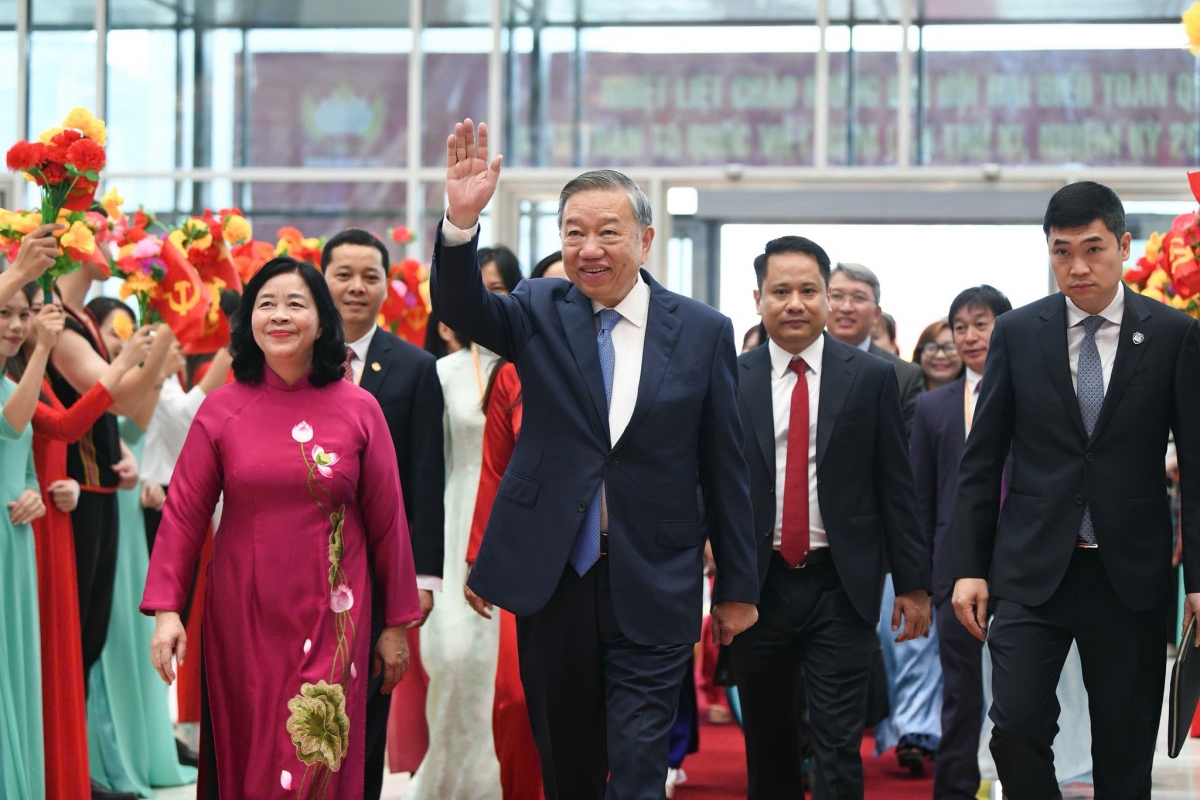 tong_bi_thu_du_dai_hoi_mttq_lan_thu_xi.jpg