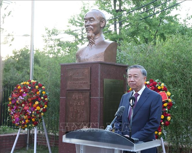 tong_bi_thu_to_lam_du_khanh_thanh_tuong_dai_chu_tich_ho_chi_minh_tai_han_quoc.jpg