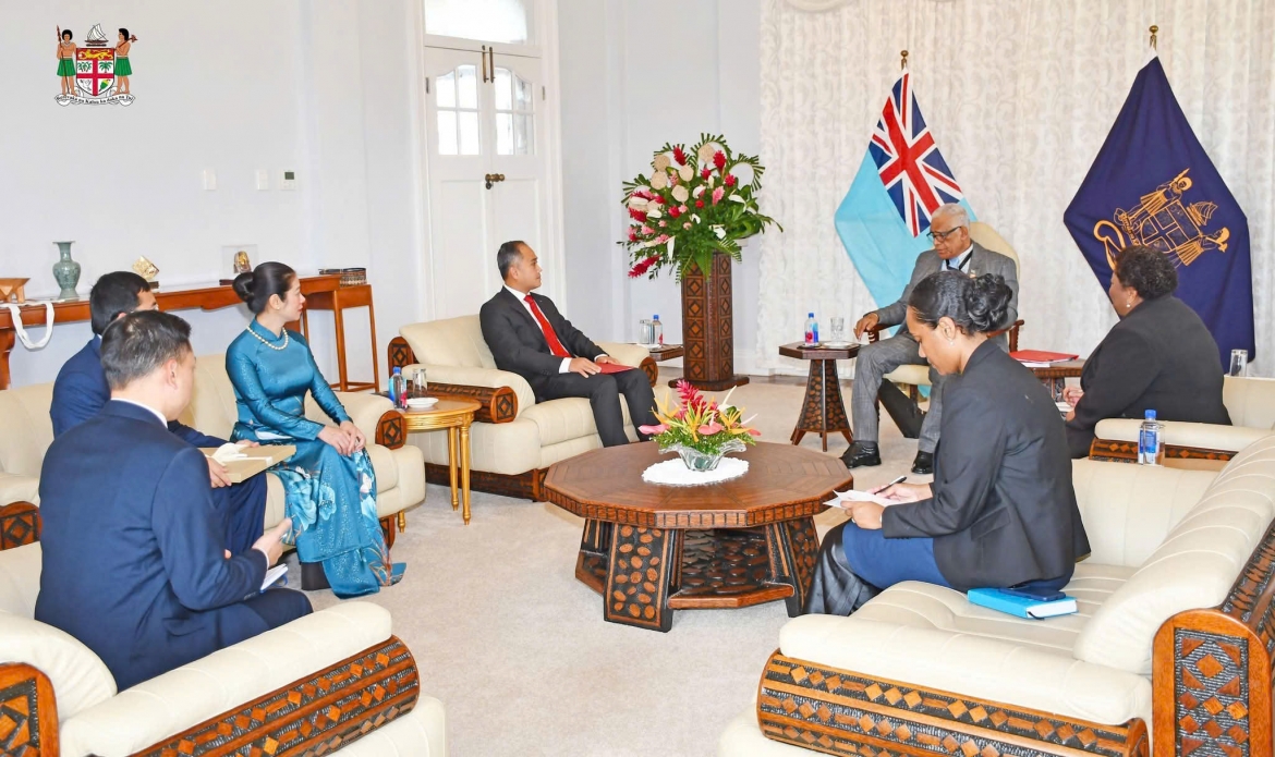 tong_thong_fiji_ratu_naiqama_tawakecolati_lalabalavu_tiep_dai_su_phan_minh_giang._nguon_chinh_phu_fiji.jpg