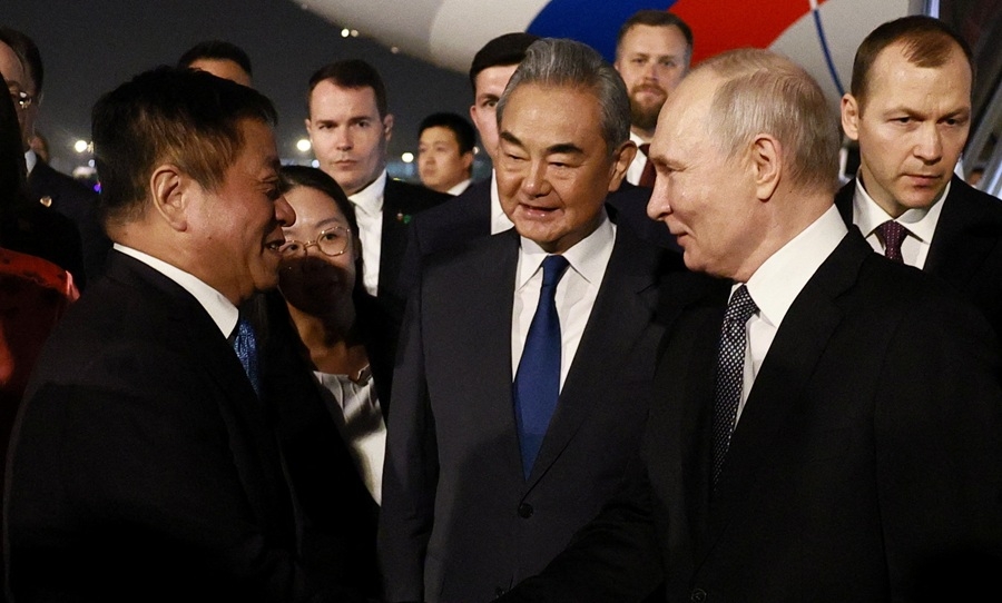 Tổng thống Nga Vladimir Putin và Ngoại trưởng Trung Quốc Vương Nghị. Ảnh: Reuters