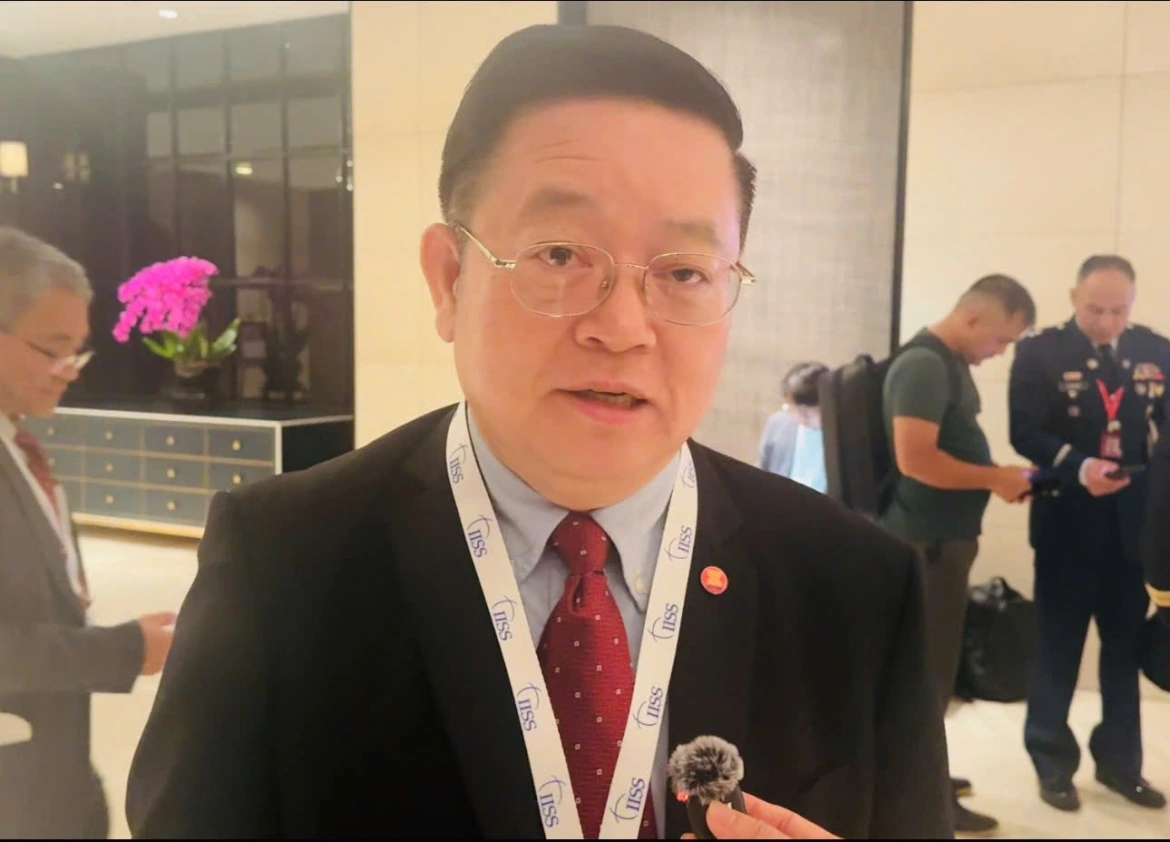 tong_thu_ky_asean_kao_kim_hourn_tra_loi_phong_van_phong_vien_vov_ben_le_hoi_nghi.jpg