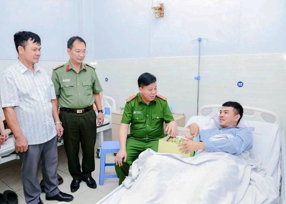 tp_hai_phong_tham_hoi_dong_vien_dong_chi_bao.jpg